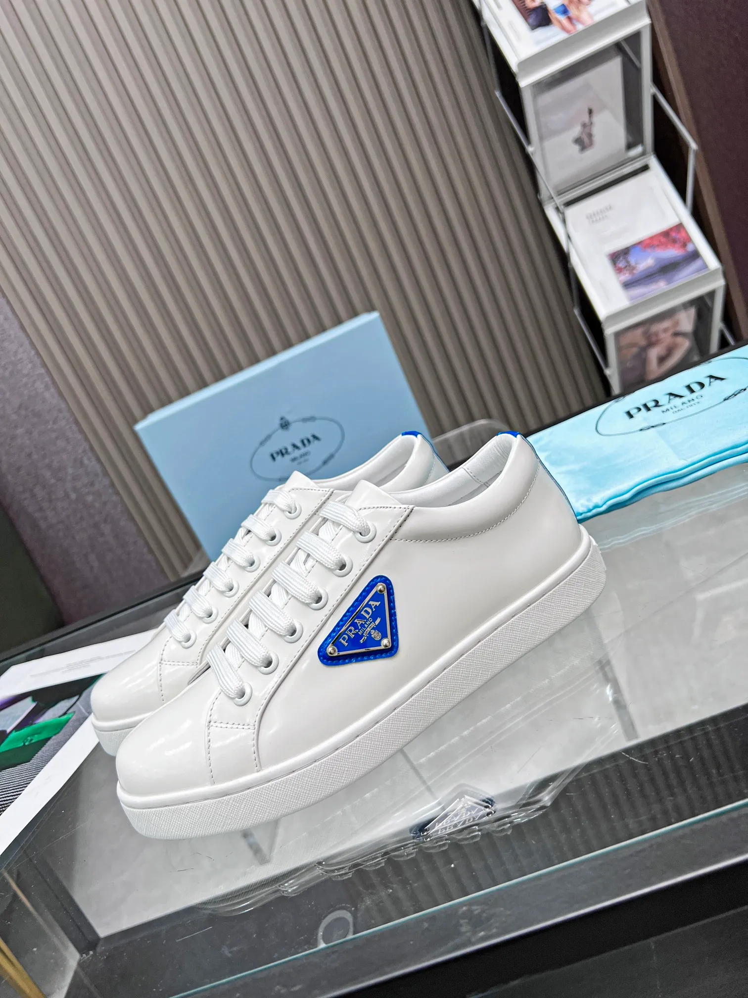 👟👟Ex-factory price 440👟👟 Men's size +10 🔥🔥🔥4044 Louis Vuitton official website synchronized couple sneakers, this Run Away sneaker is made of calf leather and Monogram nylon print plus technical rubber outsole, LV letters are written on the side, and LV Circle is engraved on the metal shock-absorbing structure Logo, hidden insole subtly increases the height, reproducing the classic design of Louis Vuitton shoe series. Sizes for women are 35-42, men’s sizes are 39-46.